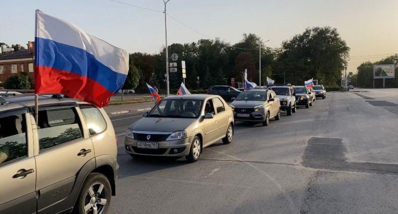 Новочеркасские спортсмены организовали автопробег ко Дню государственного флага