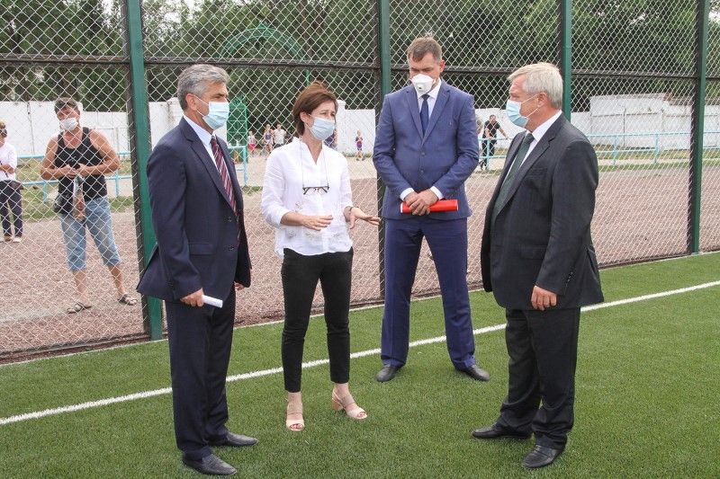 Василий Голубев посетил спортивную площадку, которую строят по областной программе «Сделаем вместе»